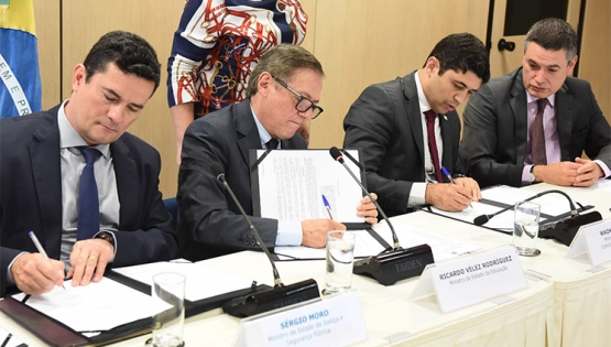 Vélez Rodríguez e Sérgio Moro assinam acordo para investigar indÃ­cios de corrupção no MEC